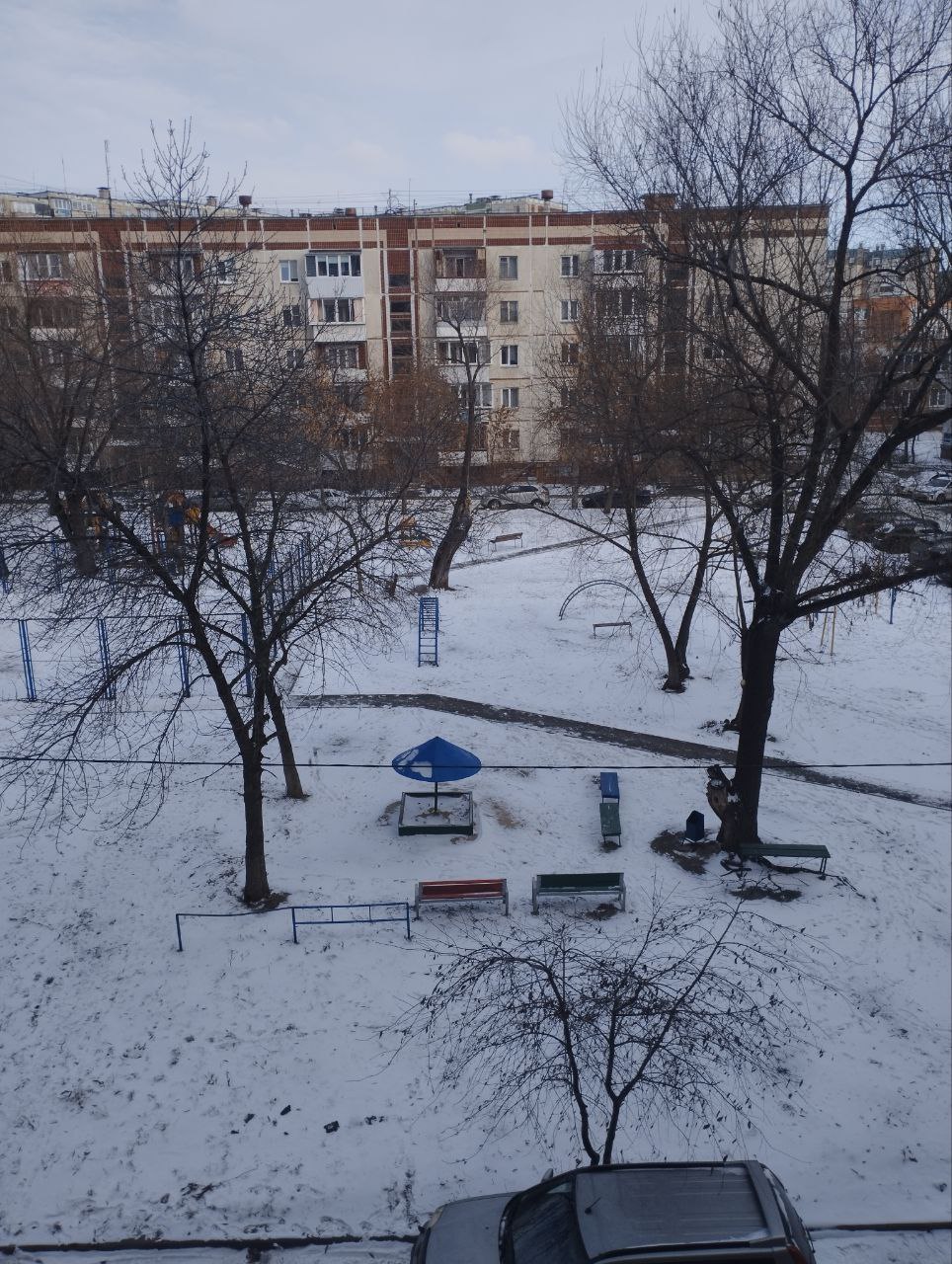 А у погоды крепкая рука