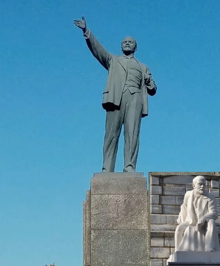 Он же памятник...