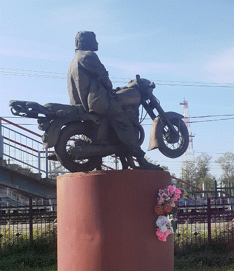 В привокзальном Окуловском сквере
