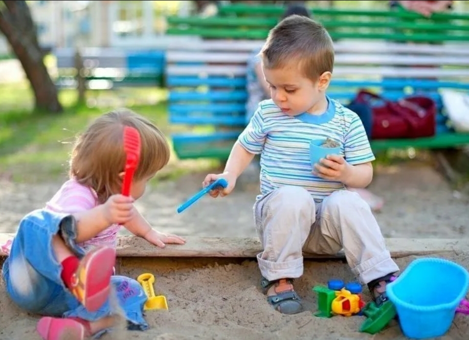 Дети играют в песочнице картинки для детей. В песочнице играет младший брат. Мальчик в песочнице. Малыш с лопаткой в песочнице. Песочник для мальчика.