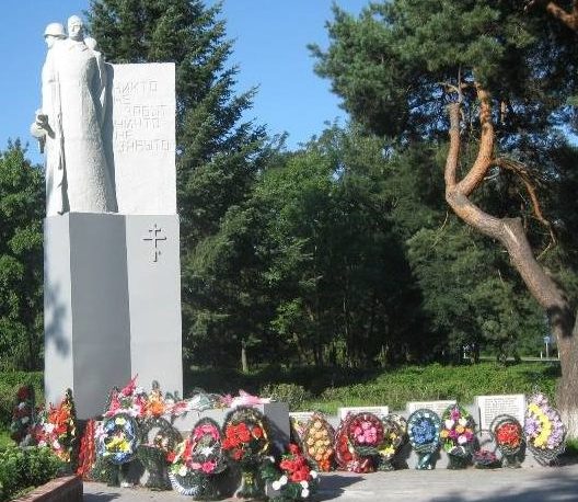 У памятника