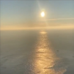 Манит золотом закат