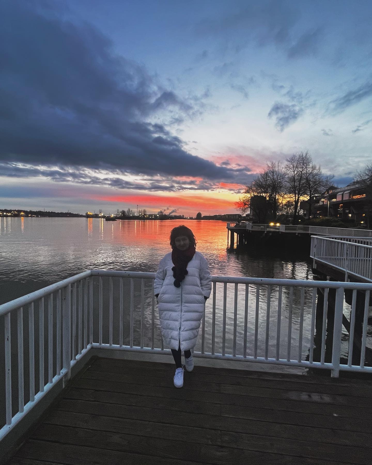 Неустанно сменяют часы