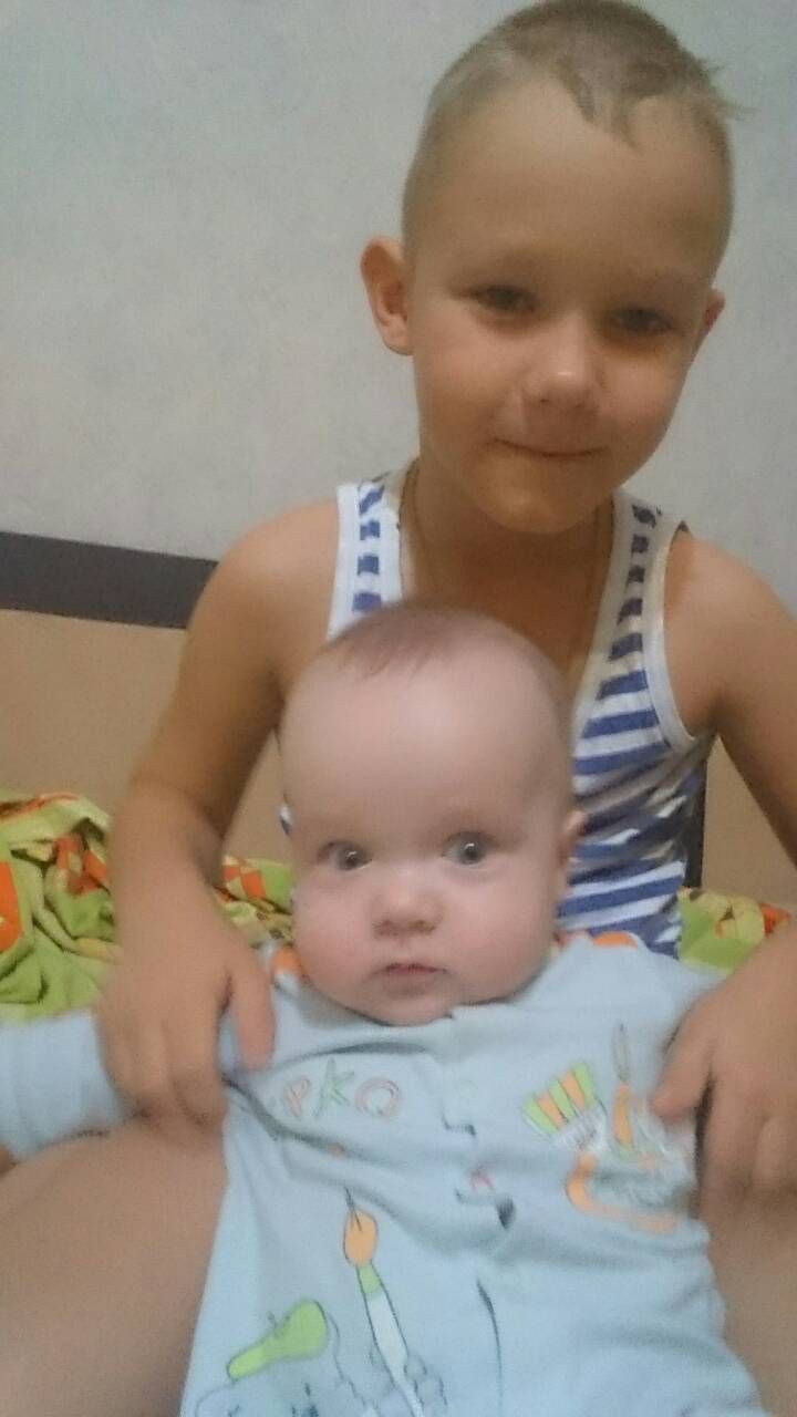 На коленях у брата