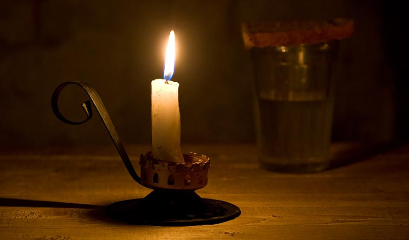 Свеча слезою истекала