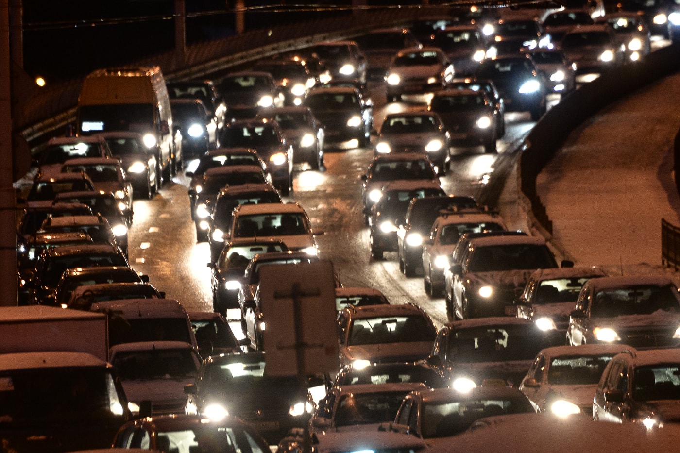 Вечерняя трасса блестящей змеею ползет...