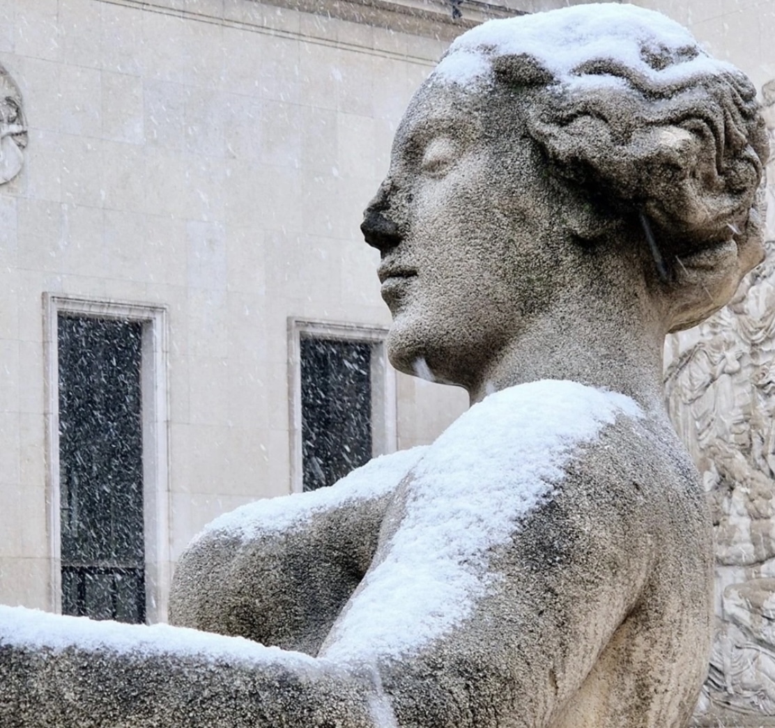 снег в Париже