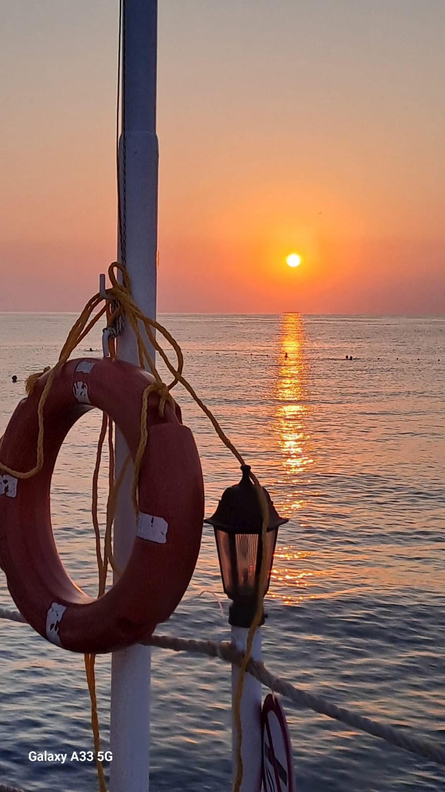 Волною нежной свет идёт!