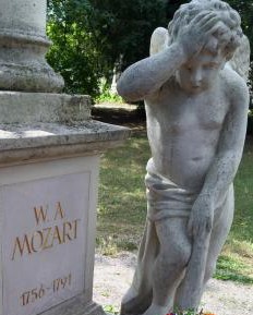У могилы Моцарта