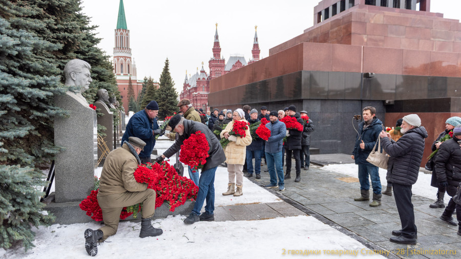 2 гвоздики товарищу Сталину