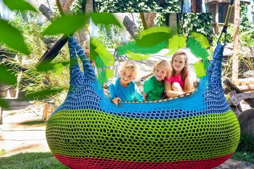 Дети в гамаке