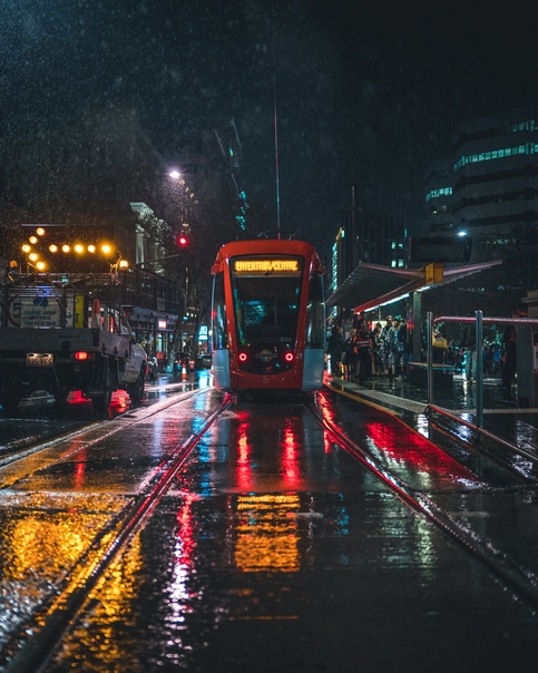 Я по улицам еду пустым