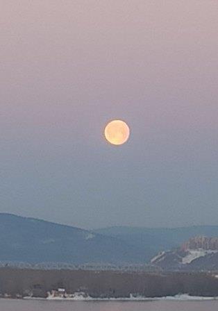 Какая луна красивая