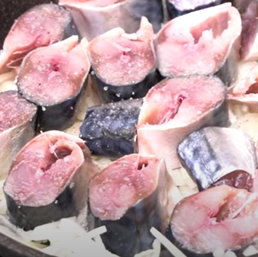 Скумбрия на луковой подушке