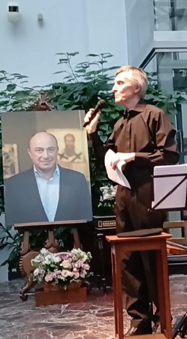 С живой музыкой вода