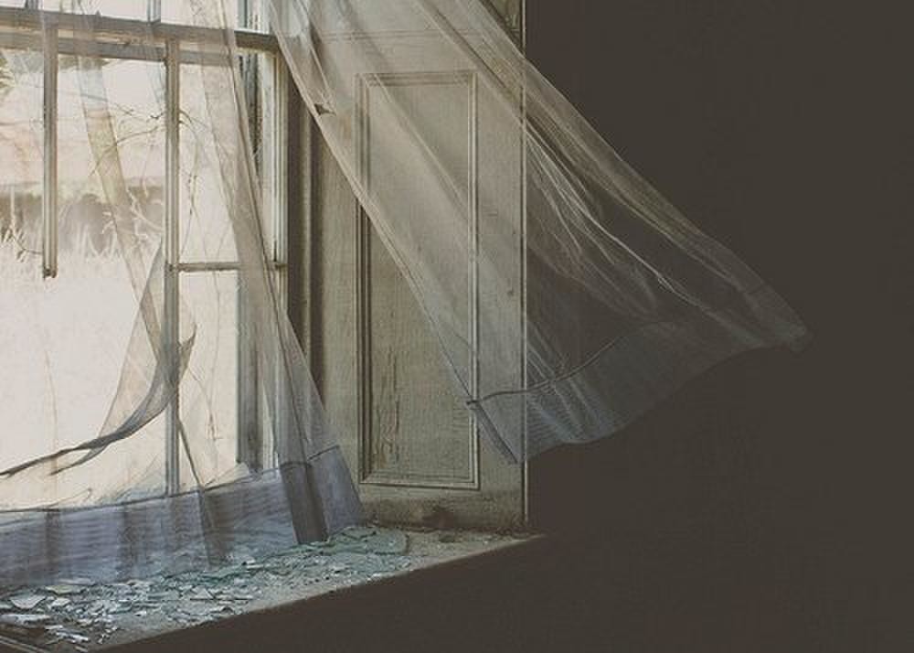 Как тихо в комнате пустой