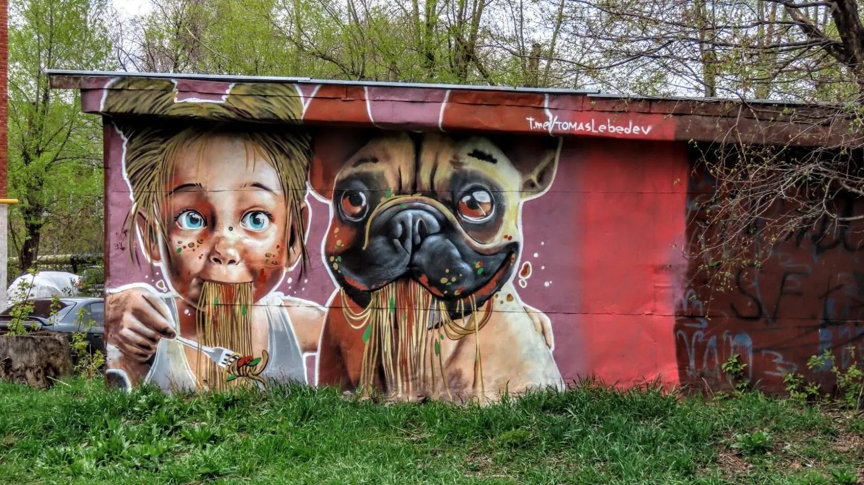 Они ели лапшу и молчали