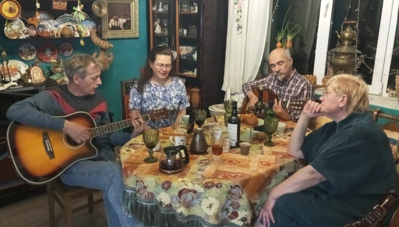 Друзья сидели за столом