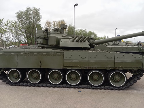 Зелёная сталь в зелёной траве