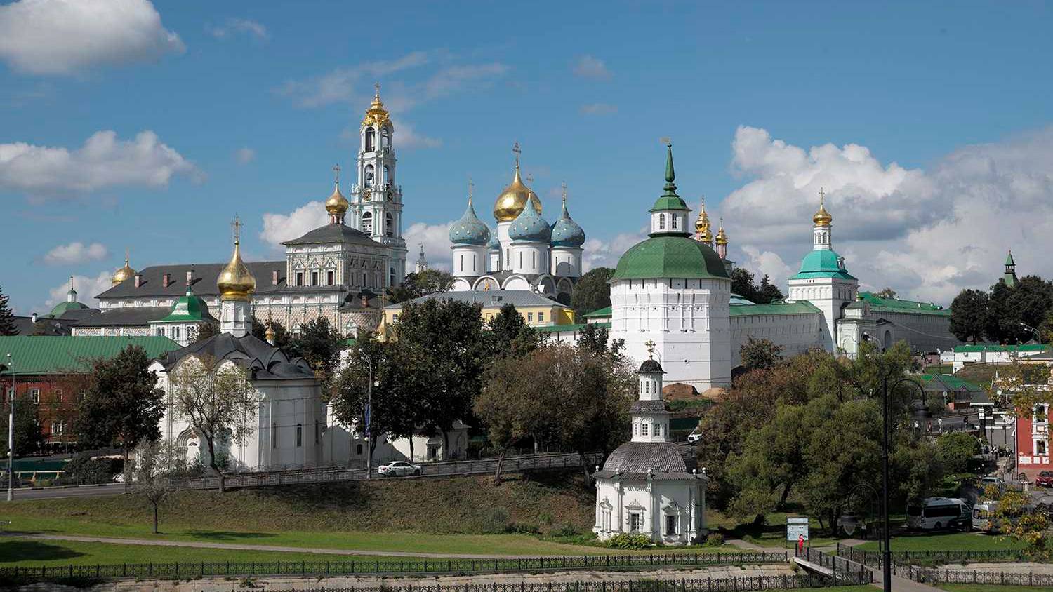 В косых ложках снег серым стал