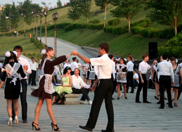 Под звуки школьного вальса