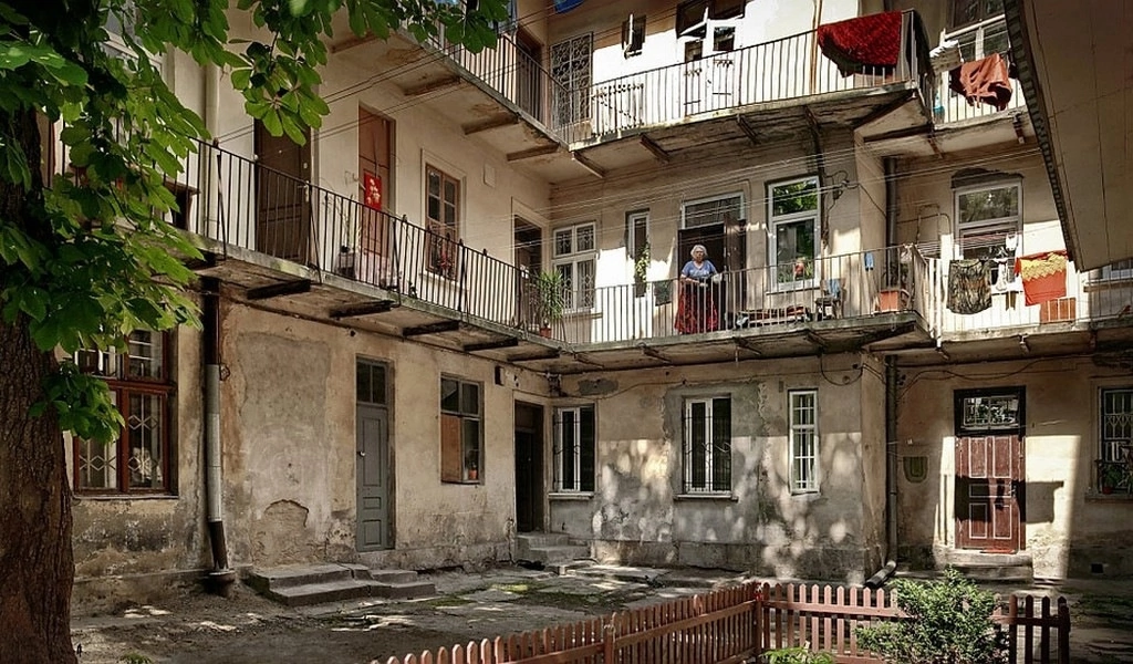 Одесский старый дворик. По картине