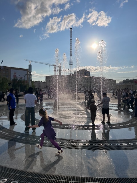 Возвравщает дружный смех