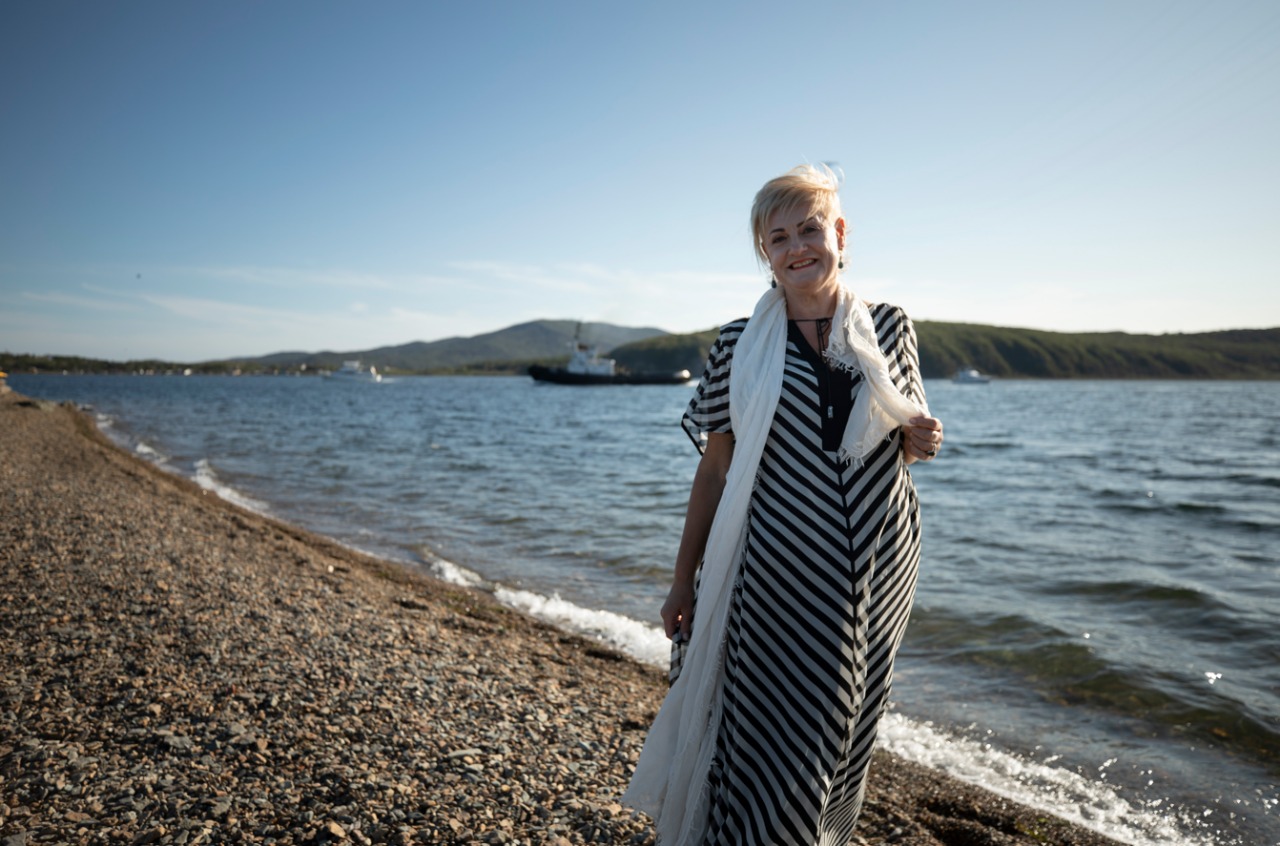 Полжизни, дура, горевала...