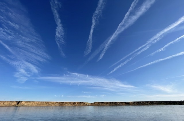 Упали в реку облака