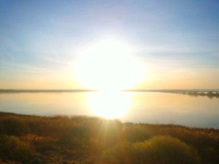 Сияет заревом далекий горизонт