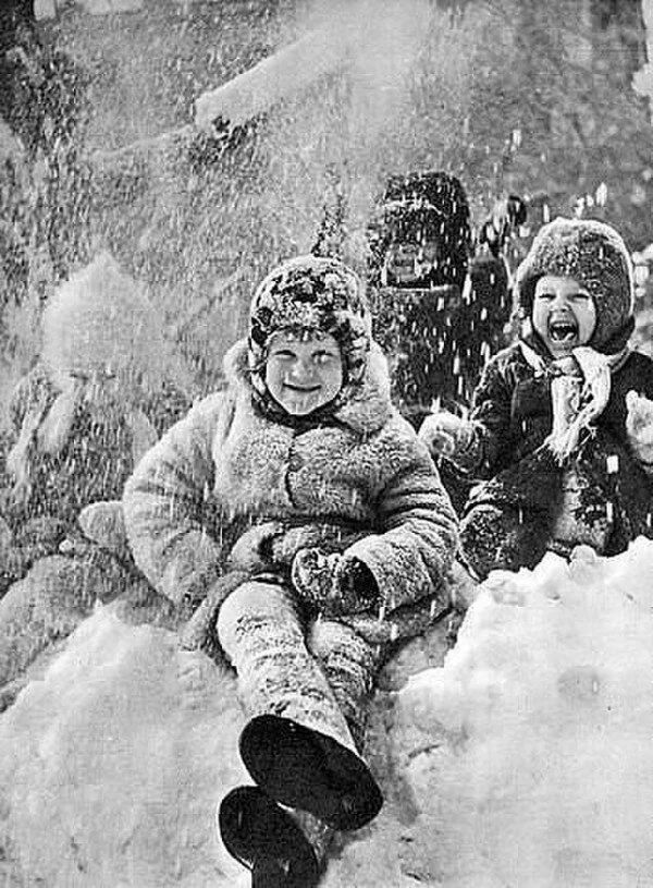 Завывает метель, завывает