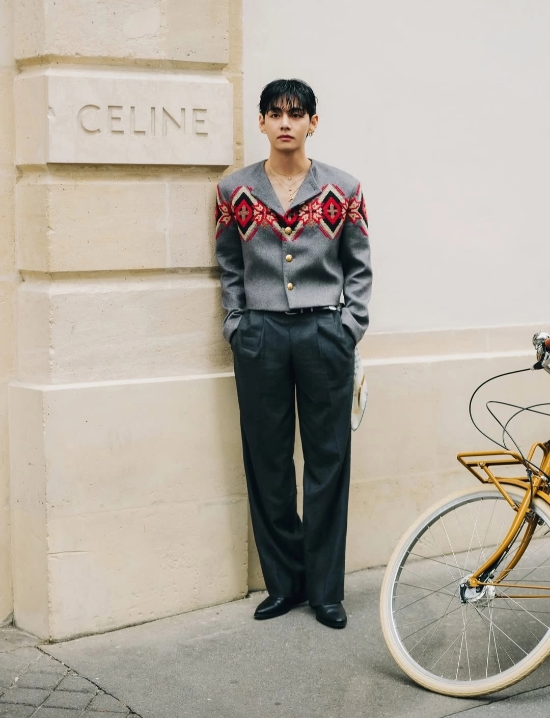 Нарядилась в рваное платье