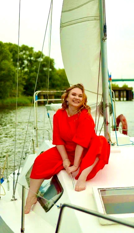 Блестело море