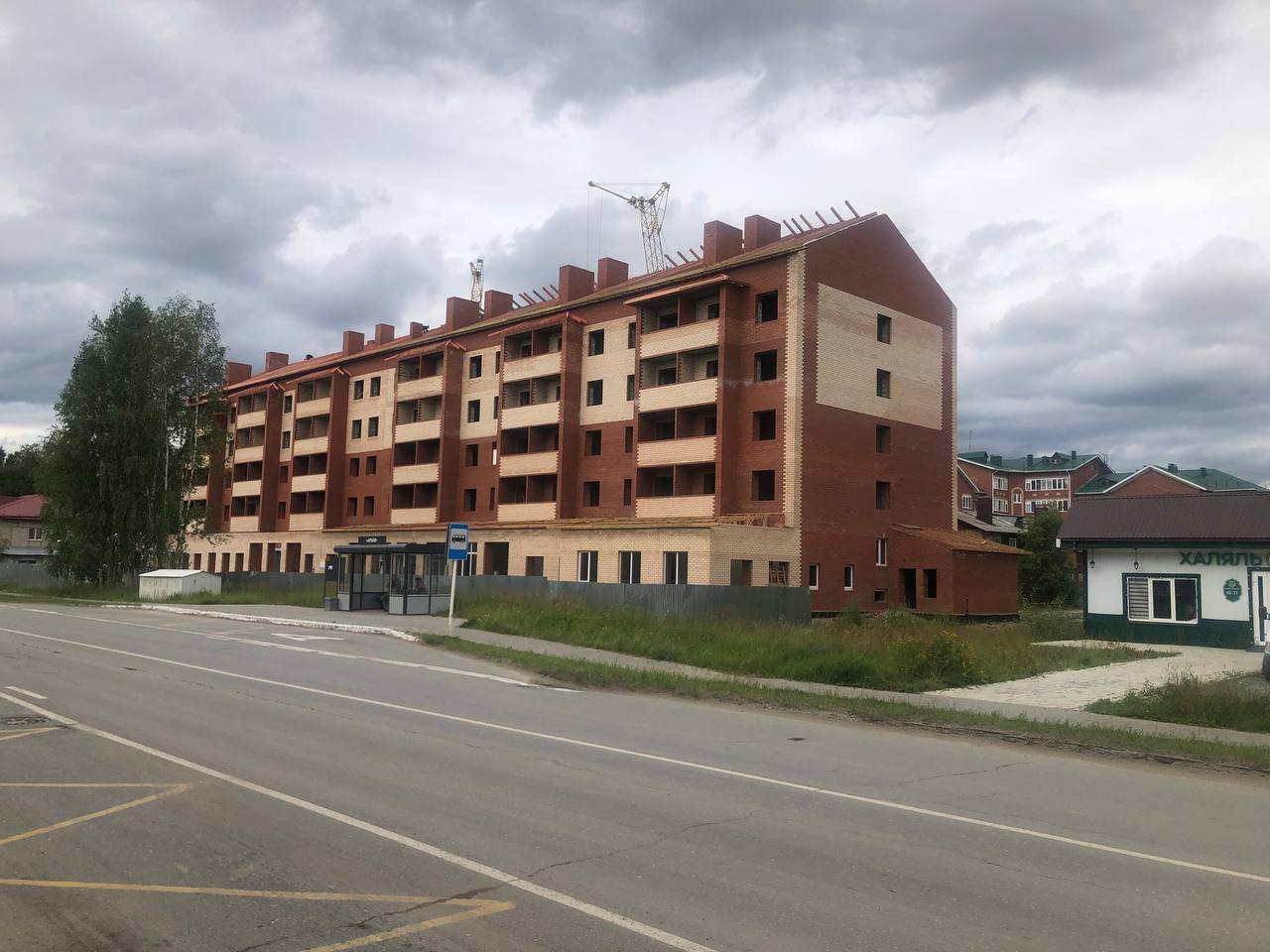 На новом доме прочно ставят крышу