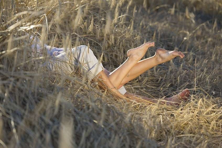 На сеновале душно от жары