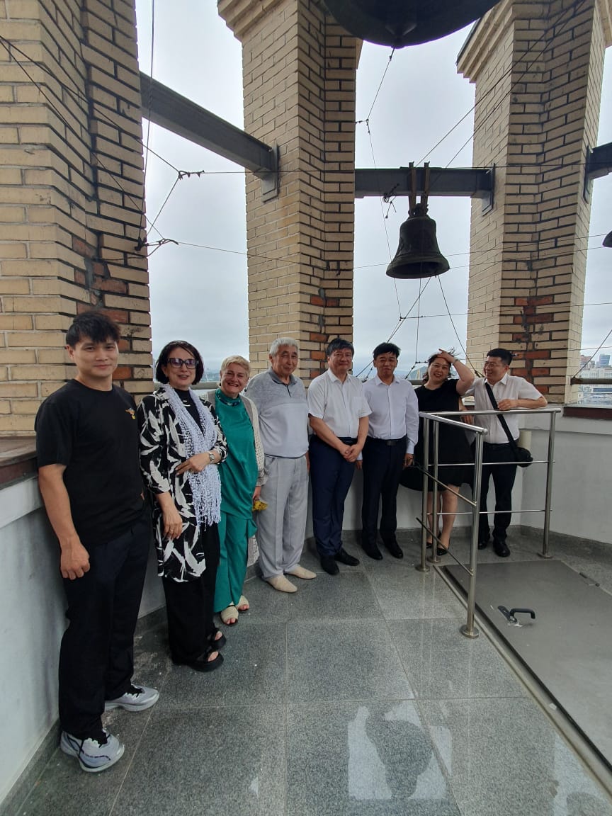 Ветром объятые, рядом обнявшись, стоим