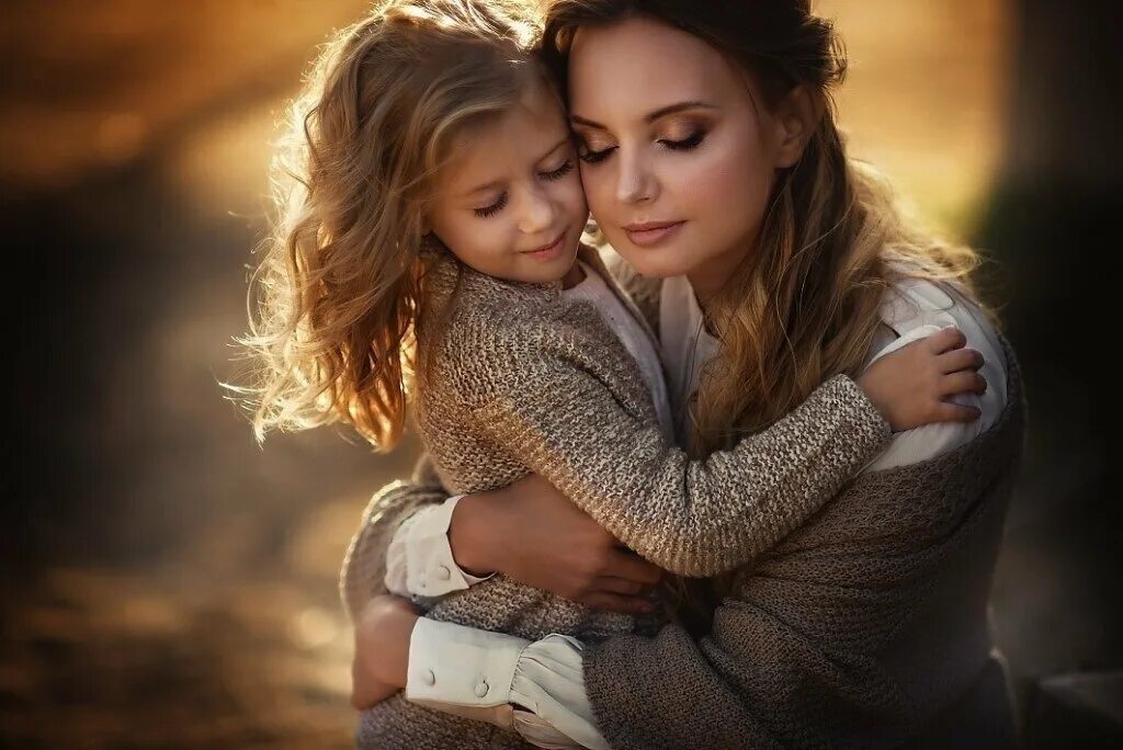 Детские голоса, шум и по дому игрушки