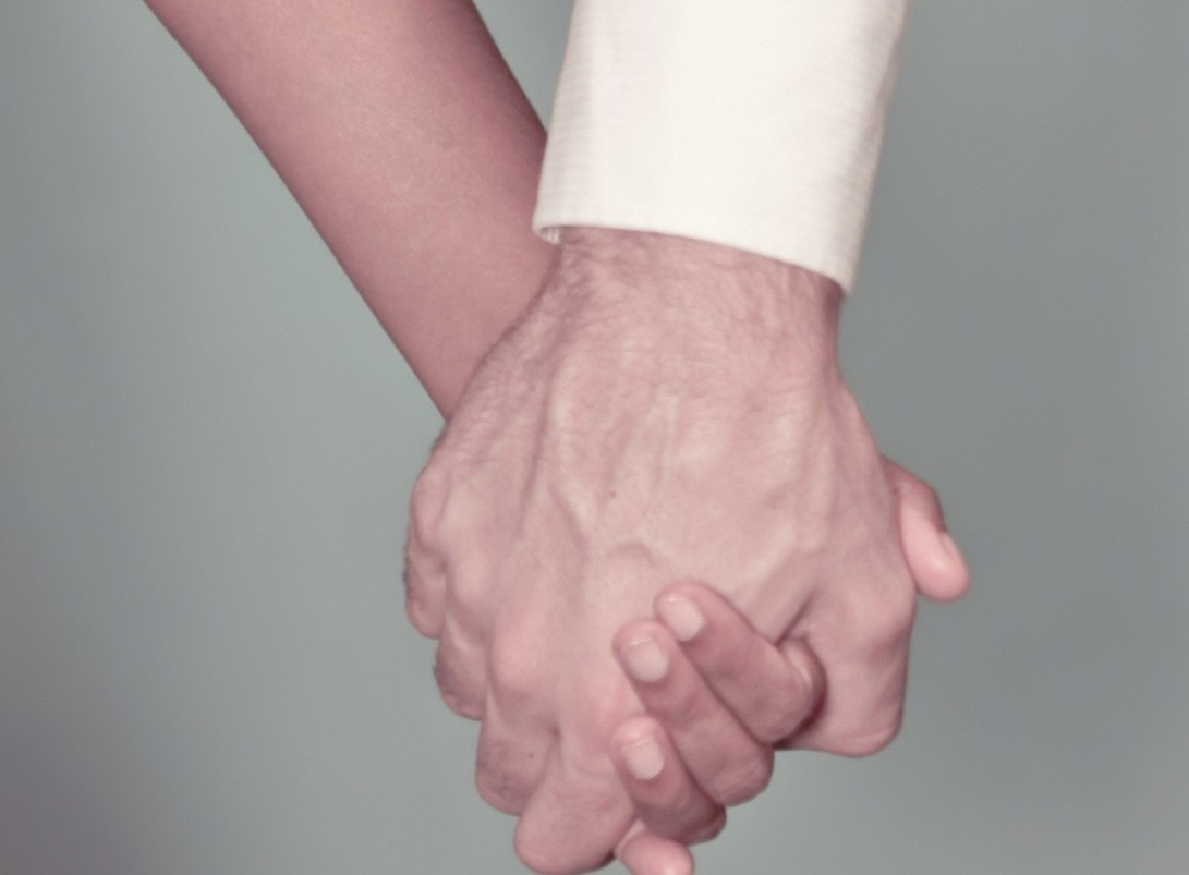 Ты просто за руку возьми