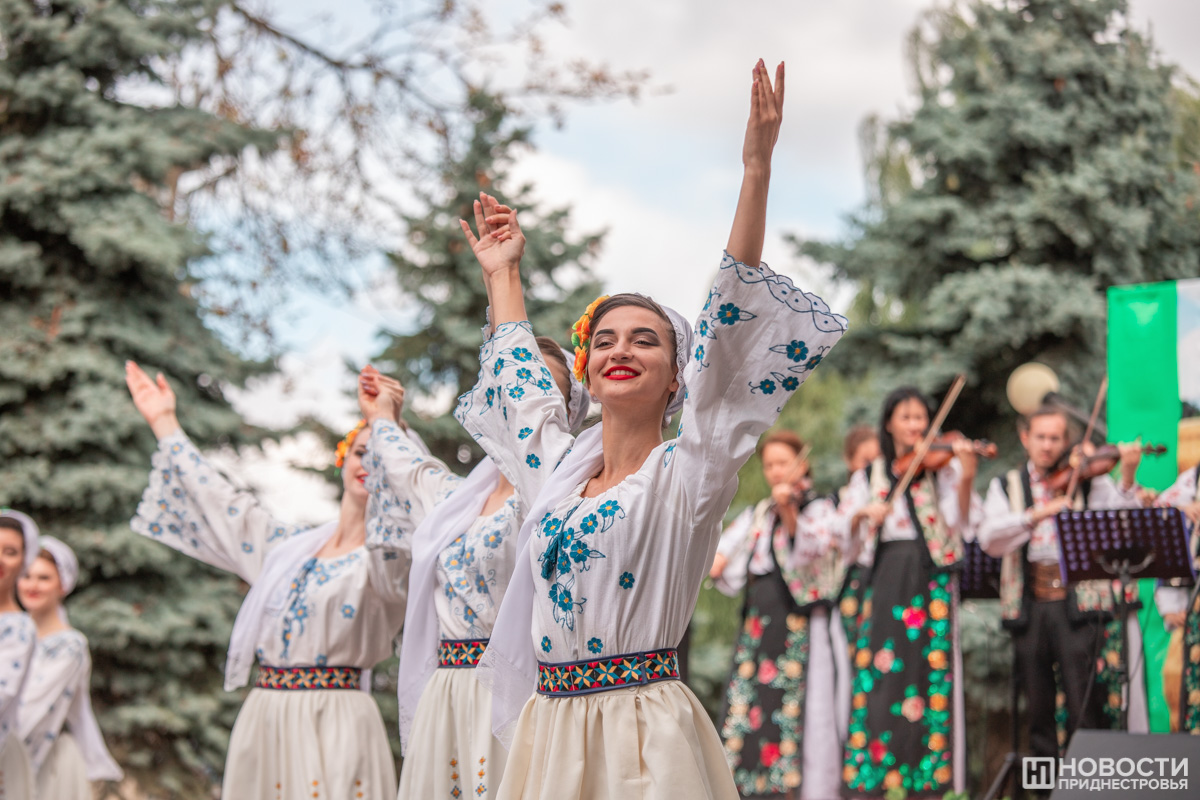 Празднует Победу...