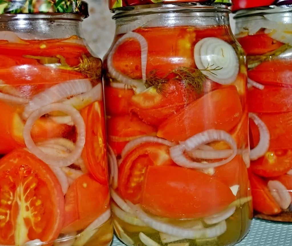 Резаные помидоры с луком на зиму