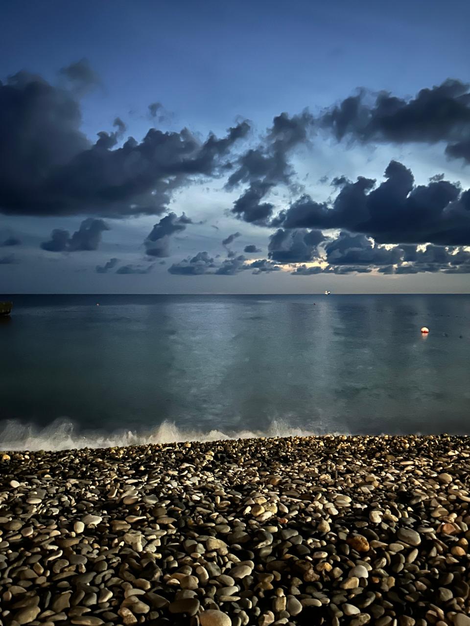 Чуть камешки прибоем ворошит...