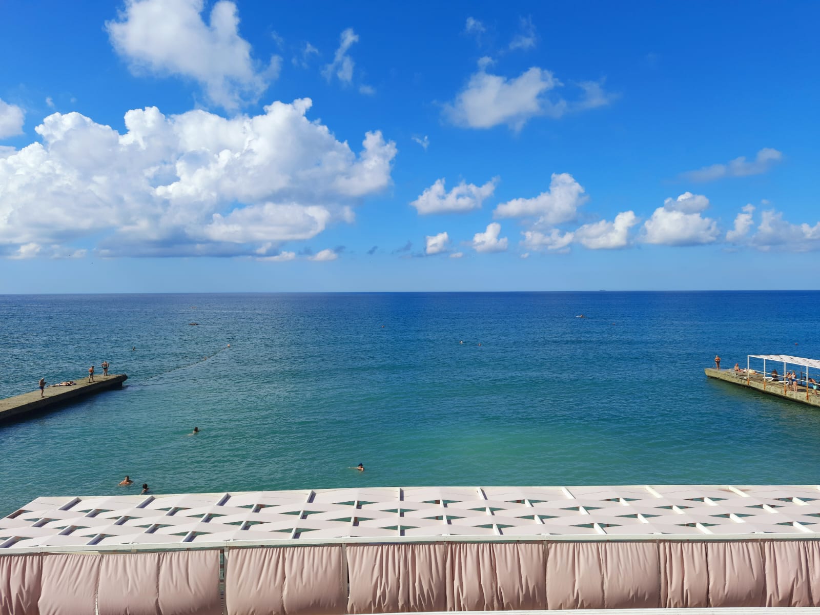 Подвластный притяженью берегов...