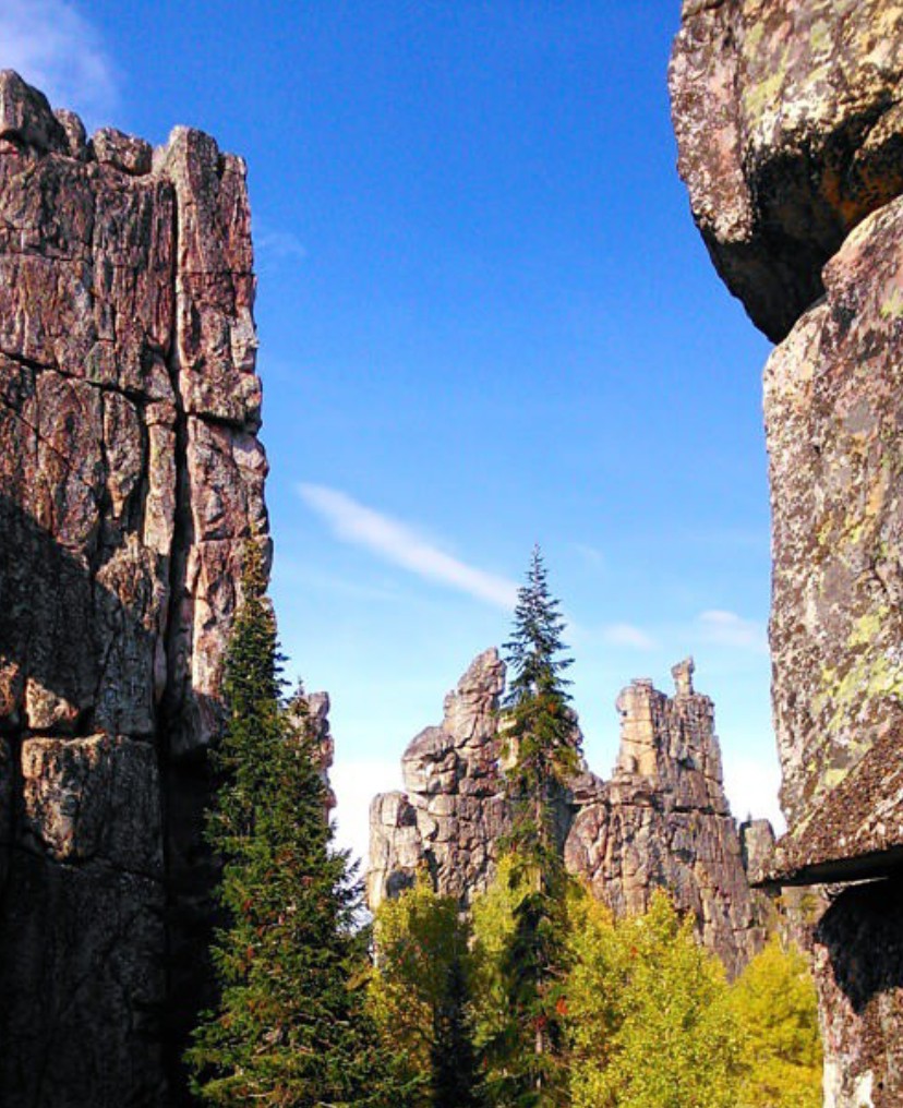 Она пришла в роскошном платье...