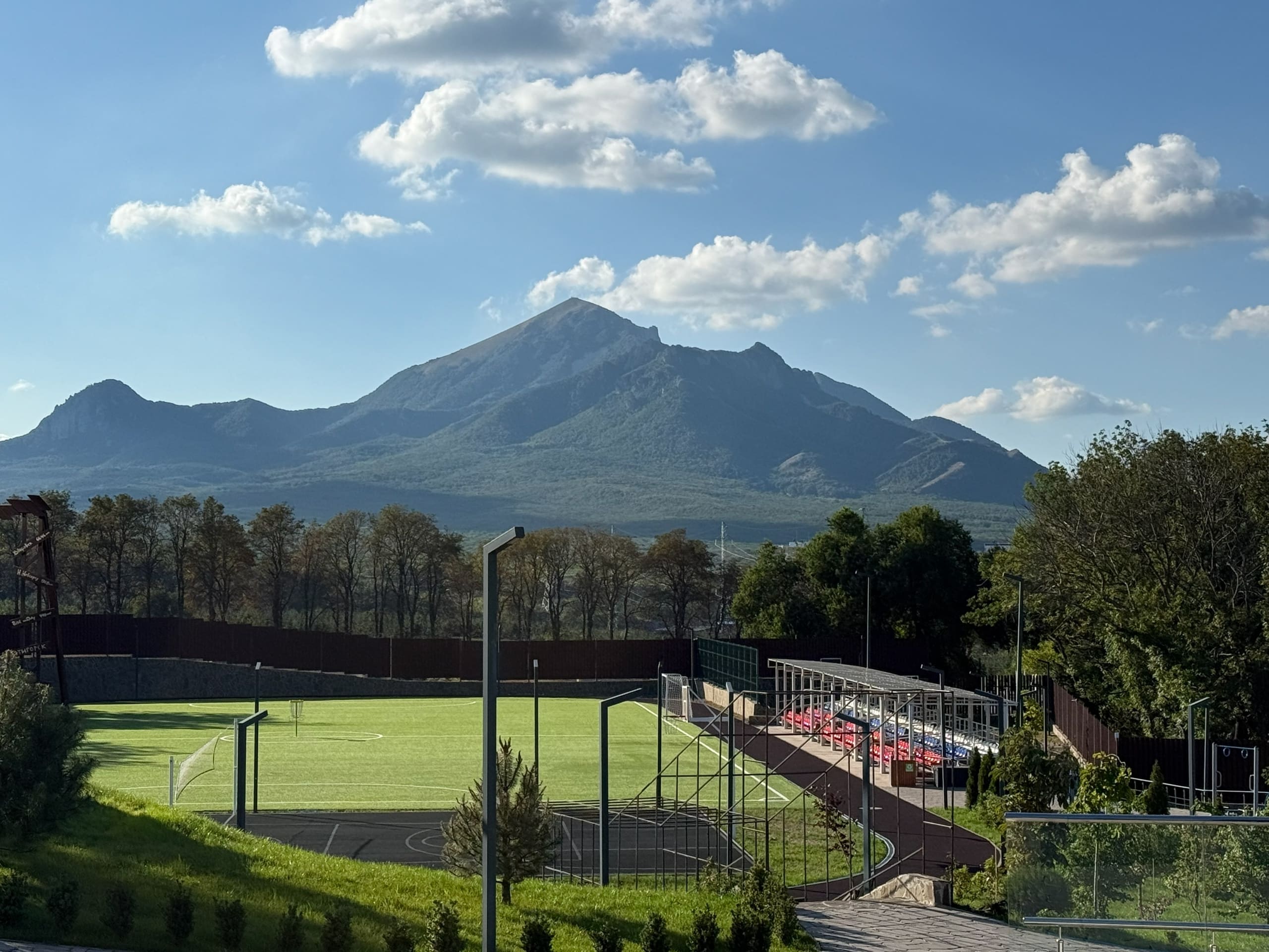 В окружении их я так мал, уязвим