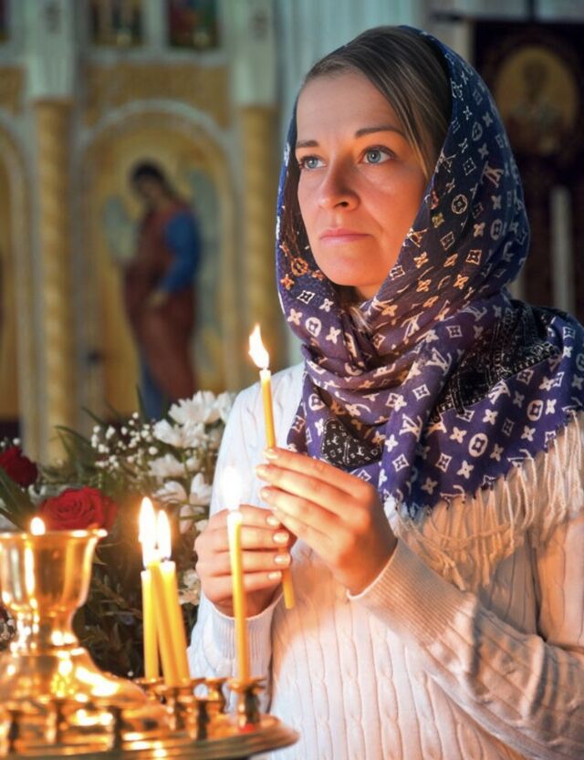 Женщина в церкви