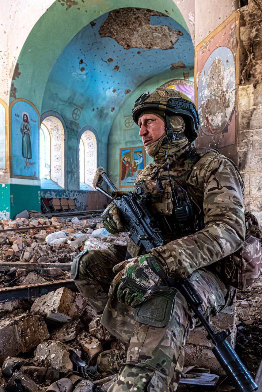 Сидел солдат в разбитой церкви