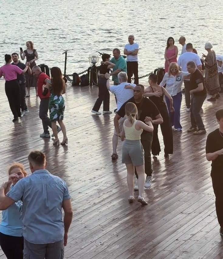 Междометий вечер полон