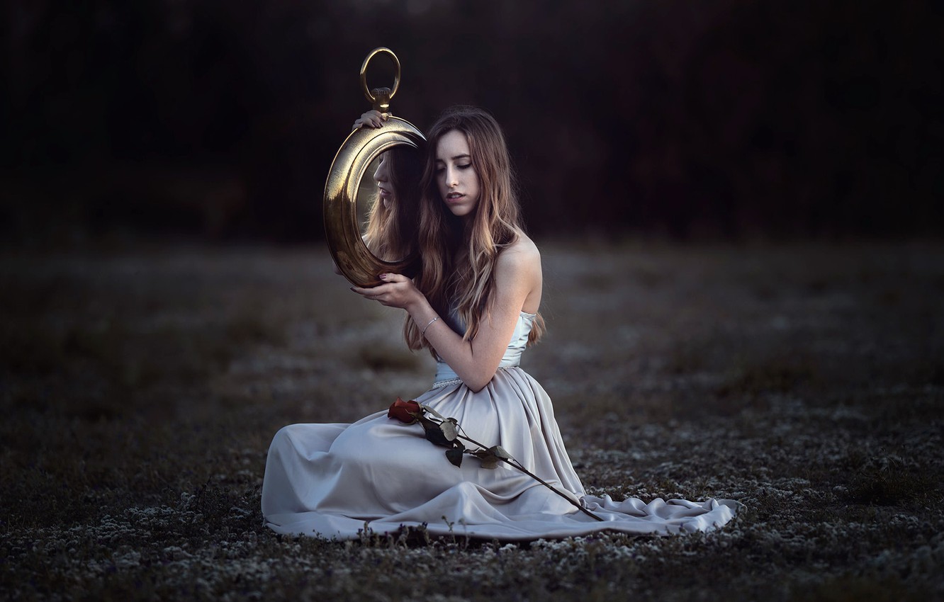 Отражается в зеркале девушка