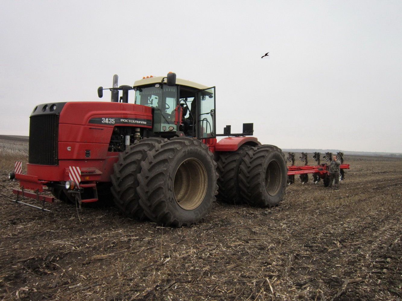 Поднимает земледелец на Дону осеннею зябь