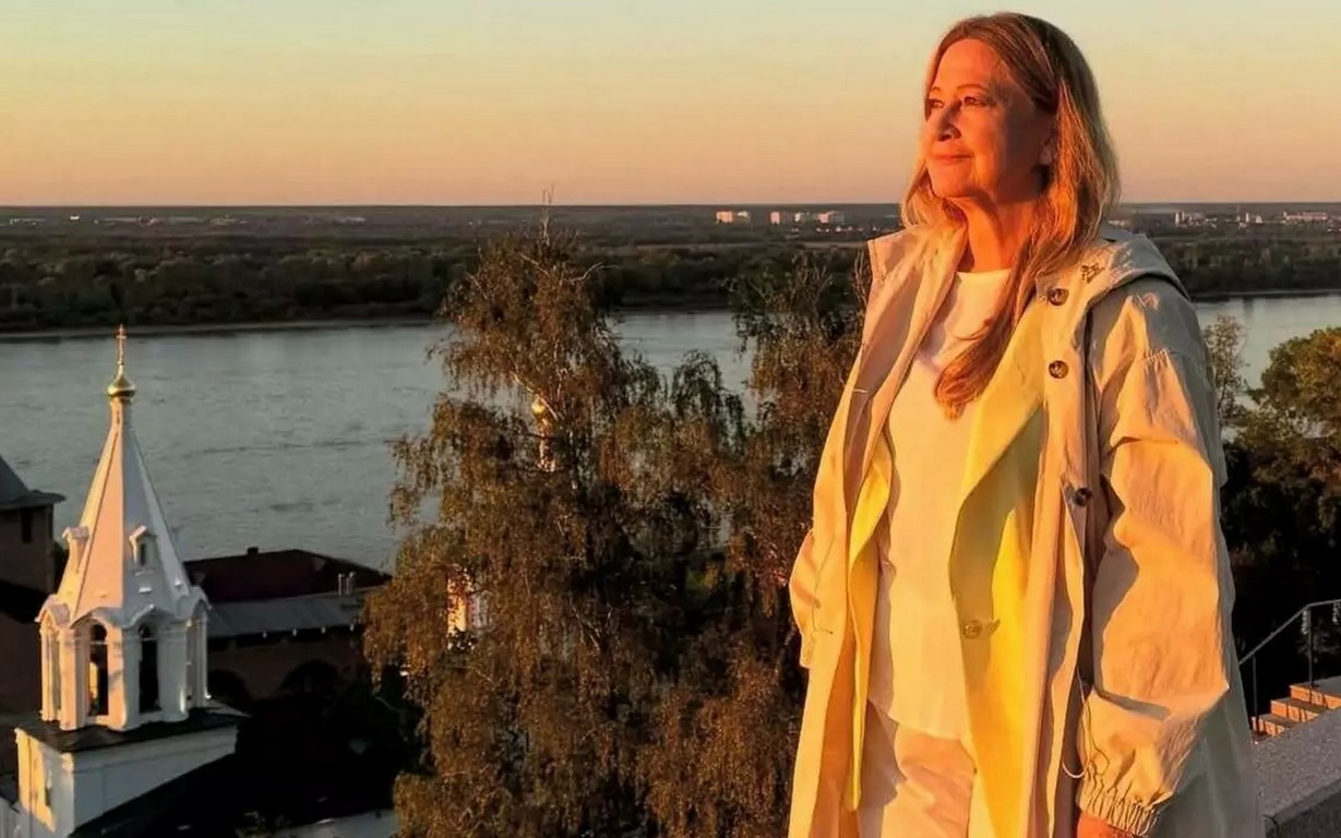 Быстро, друзья, поднимайтесь с колен!.. Месяц идёт